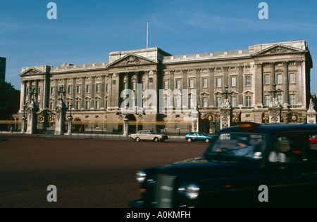 A Londra Taxi passa di fronte a Buckingham Palace a Londra Inghilterra Foto Stock