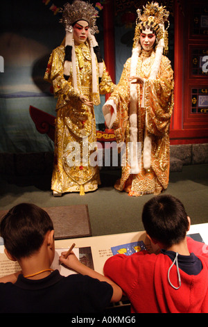 La scuola dei bambini prendere nota al museo di storia di Hong Kong Foto Stock