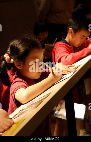 La scuola dei bambini prendere nota al museo di storia di Hong Kong, Hong Kong, Cina Foto Stock