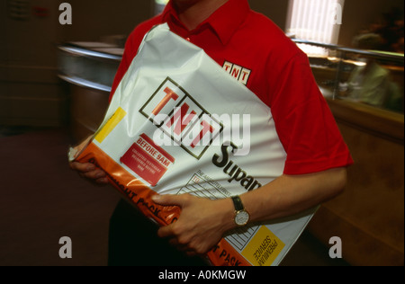 Pacchetto di TNT raccolti da un ufficio della ricezione da parte di un corriere, Inghilterra Foto Stock