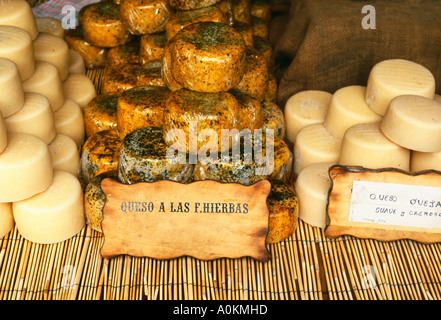 Il formaggio sul mercato della Spagna di stallo Foto Stock