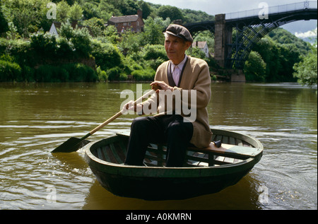 Eustace Rogers, coracle maker di Ironbridge vicino a Telford Inghilterra Foto Stock