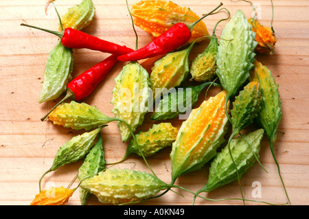 Gruppo mazzetto raccolta di Momordica charantia asiatici gourd Amaro bitter melon dsc 9830 Foto Stock