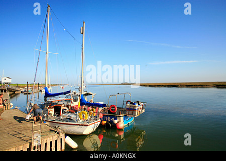 La mattina presto le barche e yacht sulla banchina del porto, Pozzi accanto il mare della costa di Norfolk England Regno Unito Foto Stock