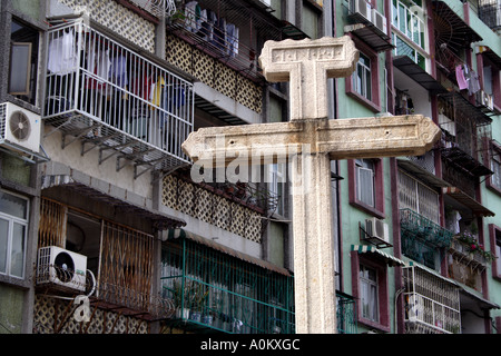 Questa croce si erge di fronte Cattedrale di San Paolo a Macao Foto Stock