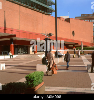 La gente in piazza e il piazzale antistante cortile al di fuori della British Library Euston London UK KATHY DEWITT Foto Stock