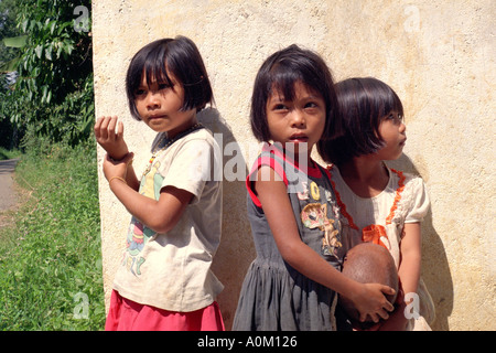 Tre ragazze con argilla mensa a Tana Toraja di Sulawesi Indonesia Indo Nanggala Parinding Bori Pangli Palawa Sadan Lempo Batutumon Foto Stock