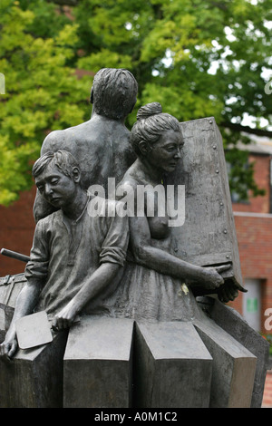 Statua del Saltworkers in Droitwich Spa Worcestershire raffigurante una famiglia di lavoratori di sale la produzione di sale Foto Stock