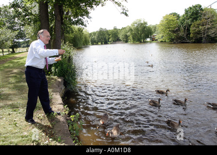 Ex leader del Partito conservatore Michael Howard dar da mangiare alle anatre in Tamworth Staffordshire Foto Stock