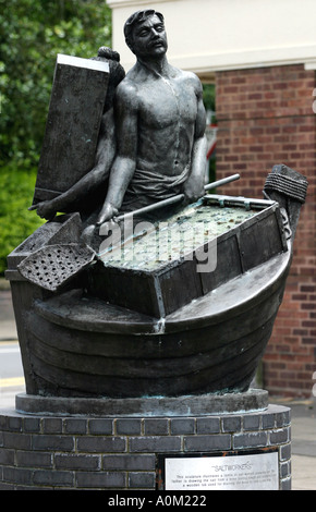 Statua del Saltworkers in Droitwich Spa Worcestershire raffigurante una famiglia di lavoratori di sale la produzione di sale Foto Stock