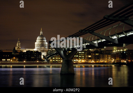 La Cattedrale di St Paul London, il fiume Tamigi e il Millennium Bridge Foto Stock