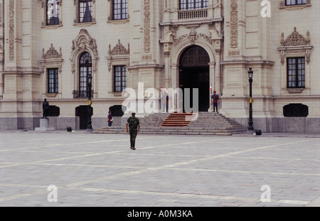 Le protezioni presso il Palazzo del Governo sulla Plaza de Armas a Lima in Perù Foto Stock