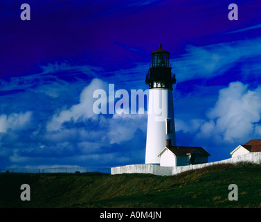 Yaquinna Faro Capo risplende in condizioni di luce solare intensa sull'Oceano Pacifico litorale vicino a Newport in Oregon Foto Stock