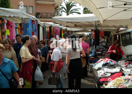 Martedì mercato a Diano Marina Liguria Italia Foto Stock