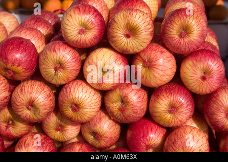 Le mele rosse confezionati in set di quattro 4 e pile di frutta Foto Stock
