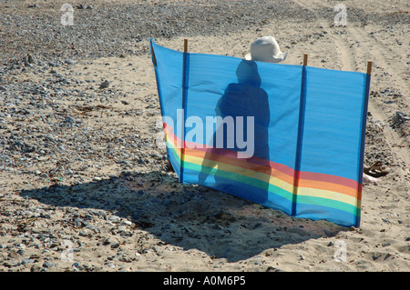 Il frangivento sulla spiaggia a Cromer Foto Stock