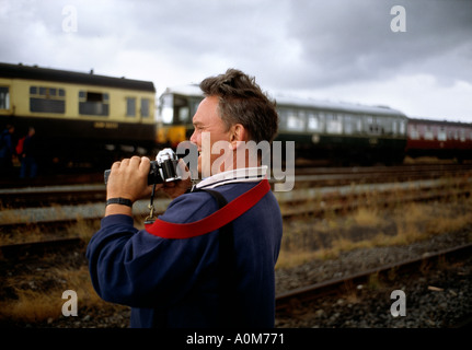 Trainspotters attendere il successivo treno alla stazione di Crewe Inghilterra Foto Stock