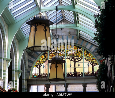 Art Nouveau paralumi e vetrate colorate all'interno del Royal Arcade, il centro città di Norwich, Norfolk. Foto Stock