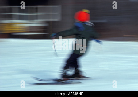 Sciatore ricoprire gli sci downhill movimento motion blur Red Hat cap teen adolescente spazio di copia Foto Stock