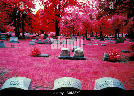 Colore infrarossi tomba nel cimitero cimitero monumento addormentato epitah morte morire morto epitaffio tomba monumento infra rosso Foto Stock