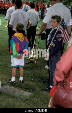 Cub scout luogo bandiere nel cimitero Memorial Day 4 luglio epitaffio tomba monumento Foto Stock