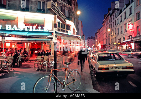 Parigi Francia, Street Scene Paris Cafe Terrazza alla bicicletta notturna "illuminata", francia anni '1980, auto di strada di parigi, foto francesi d'epoca, auto francesi retrò, Foto Stock