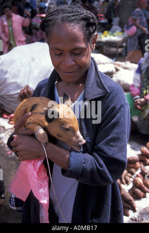 La donna nel mercato con il maiale Mount Hagen Highlands Occidentali provincia di Papua Nuova Guinea Foto Stock