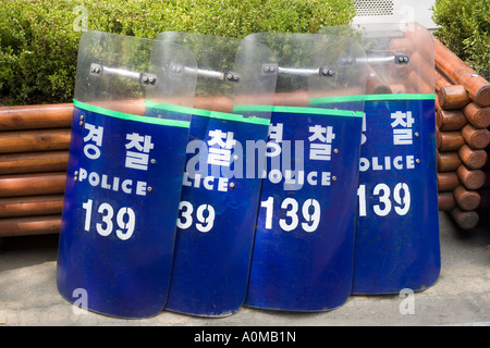 Polizia scudi protettivi Seoul COREA DEL SUD Foto Stock