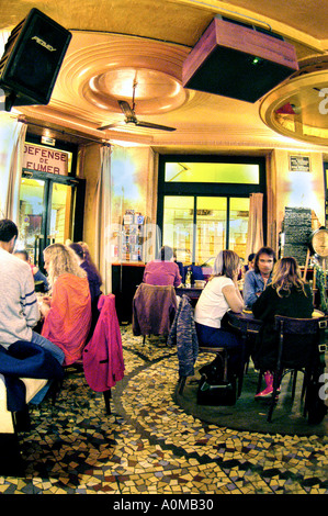 Ristoranti francesi, PARIGI Francia, Cafe 'Polichinelle Café' all'interno con gruppi di persone seduti ai tavoli di notte, bistro interno bistro, Foto Stock