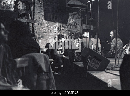 New York, New York, USA, piccoli gruppi di giovani, 'CBGBS Nightclub' scena interna con proprietario che si rilassa vicino al palco, punk nightclub anni '1970 Foto Stock