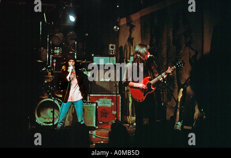 New York, New York, USA, Nightclub 'CBGB' Interior Stage con 'The Patti Smith Group' Performing Punk Rock, artista femminile di canto rock che fa musica, anni '1970 Foto Stock