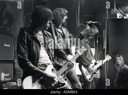 Punk Rock, New York NY, USA 'CBGB' Nightclub Interior 'The Ramones' Performing on Stage 'Johnny Ramone', punk rock'n'roll Guitar, vintage anni '1970 Foto Stock