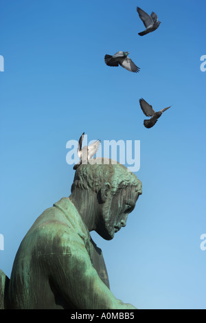 Statua di Wäinö Aaltonen di uno scrittore finlandese Aleksis Kivi di fronte al Teatro Nazionale, Helsinki, Finlandia Foto Stock