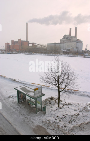 Unità Hanasaari B e la vecchia unità a centrali a carbone di notte visto da Sörnäisten rantatie, Helsinki, Finlandia Foto Stock