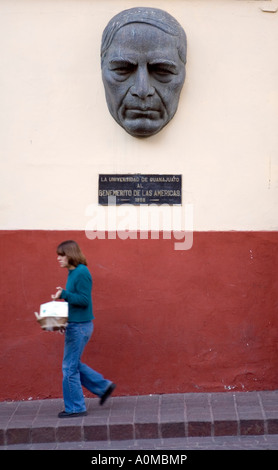 Venditore ambulante di catering per turisti e visitatori di passaggio da una scultura del Presidente Benito Juarez Foto Stock