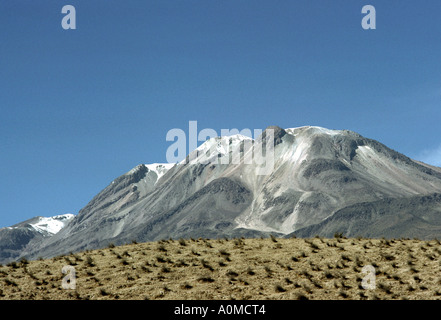 Il Perù il trasporto ad alta Altiplano vulcani distanti sul altiplano Foto Stock