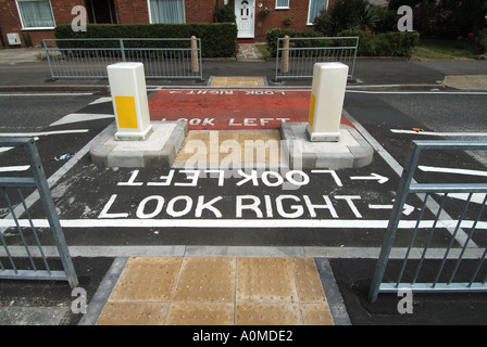 Londra Dagenham Becontree station wagon di alloggiamento tradizionale moderazione del traffico Incidente gli impianti di riduzione Foto Stock