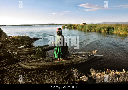 Il Perù Lago Titicaca Uros islander sulla barca reed Foto Stock