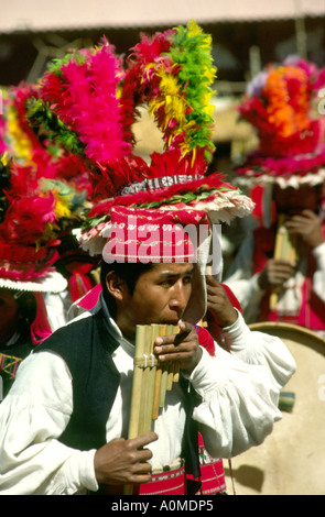 Il Perù Lago Titicaca isola di Taquile islander in costume tradizionale riproduzione di tubi Foto Stock