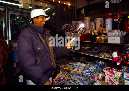 Inghilterra London Wembley Diwali giocattolo in vendita su High Street Foto Stock