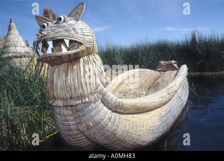 Reed barche usate dal popolo Uros sul lago Titicaca in Perù Foto Stock