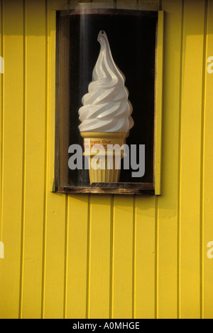 Congelati ice cream crema pasticcera window display giallo schierandosi a parete dello spazio di copia Foto Stock