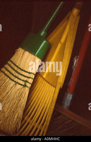 Garage tools home ginestra rastrello rosso giallo vita lifestyle garage vendita mercato delle pulci spazio di copia Foto Stock
