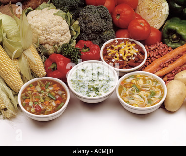 4 quattro ciotola zuppa di noodle al pollo panna vegetale broccolli chili di formaggio di tutoli di mais di cavolfiore Carote Patate fagioli kidney pane Foto Stock