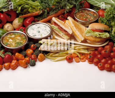 Zuppa combo sandwich di pollo di combinazione a base di noodle crema di verdure broccolli formaggio tostato pollo Insalata di tonno pancetta pomodoro lattuga Foto Stock
