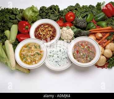 4 quattro assortimento assortiti ciotole di zuppa di noodle al pollo peperoncino crema vegetale broccolli tutoli di mais potatoe patata tomatoe pomodoro Foto Stock