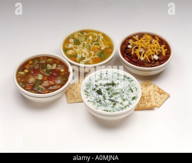 4 quattro ciotola zuppa di noodle al pollo broccolli crema vegetale formaggio peperoncino cracker Foto Stock