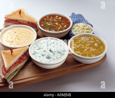 Assortimento assortiti 4 quattro bocce minestra di crema di sandwich di pollo broccolli noodle patata vegetale cole slaw turchia pancetta lattuga Foto Stock