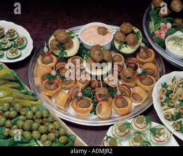 Un assortimento di antipasti assortimento di funghi olive verdi pancetta dip rotoli cetriolo polpette Bon Appetit Foto Stock
