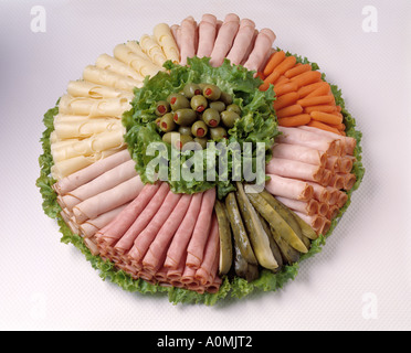 Assortimento assortiti antipasto affettati formaggio svizzero olive verdi insalata di manzo arrosto Prosciutto bologna turchia Insalata di carote Foto Stock